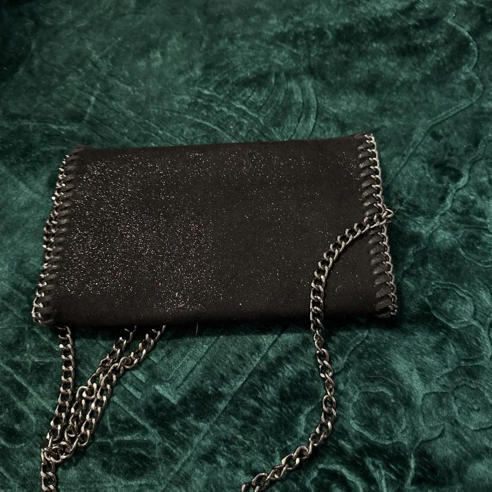 The Unbranded Brand shimmering black